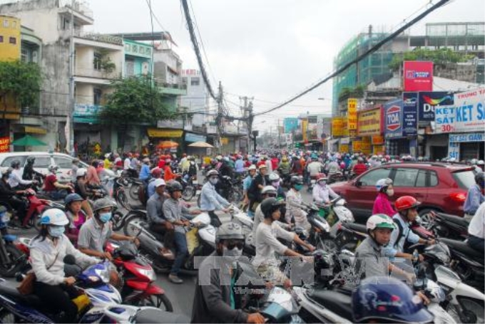 Giao thông hỗn loạn khu vực ngã ba Lê Trọng Tấn - Tân Kỳ Tân Quý. Ảnh: Mạnh Linh/TTXVN